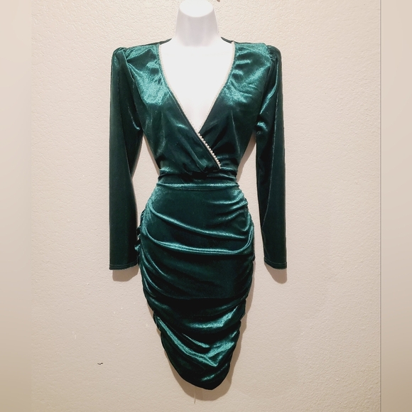 Chicme Dresses & Skirts - 💚5/$25 CHICME Emerald  Green Velvet Draped Bodycon Dress Pearl Neckline Medium